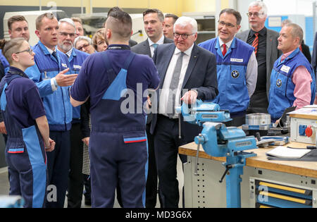 18. April 2018, Leipzig, Deutschland: Der deutsche Präsident Frank-Walter Steinmeier (C) sprechen mit Auszubildenden im BMW-Werk in Leipzig. Der deutsche Präsident Steinmeier und seine Frau nahmen an der Woche der Ausbildung, die unter der Überschrift "ran' erstellen Sie die Zukunft" (vom 16. bis 20. April 2018). Foto: Jan Woitas/dpa-Zentralbild/dpa Stockfoto