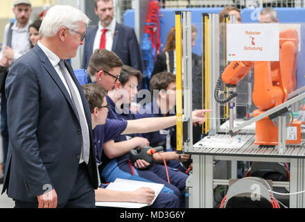 18. April 2018, Leipzig, Deutschland: Der deutsche Präsident Frank-Walter Steinmeier an Auszubildende in der Mechanik Zimmer im BMW-Werk in Leipzig. Der deutsche Präsident Steinmeier und seine Frau nahmen an der Woche der Ausbildung, die unter der Überschrift "ran' erstellen Sie die Zukunft" (vom 16. bis 20. April 2018). Foto: Jan Woitas/dpa-Zentralbild/dpa Stockfoto