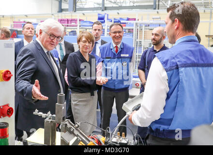18. April 2018, Leipzig, Deutschland: Der deutsche Präsident Frank-Walter Steinmeier (L) und seine Frau Elke Buedenbender im Gespräch mit Ausbildern und Auszubildenden im BMW-Werk in Leipzig. Der deutsche Präsident Steinmeier und seine Frau nahmen an der Woche der Ausbildung, die unter der Überschrift "ran' erstellen Sie die Zukunft" (vom 16. bis 20. April 2018). Foto: Jan Woitas/dpa-Zentralbild/dpa Stockfoto