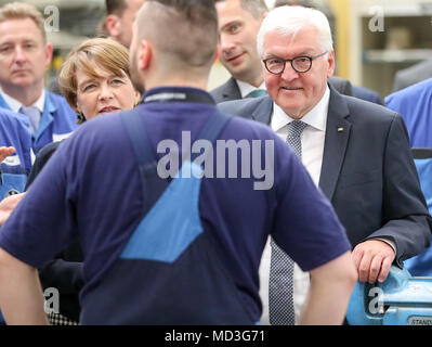 18. April 2018, Leipzig, Deutschland: Der deutsche Präsident Frank-Walter Steinmeier (R) und seine Frau Elke Buedenbender sprechen mit Auszubildenden im BMW-Werk in Leipzig. Der deutsche Präsident Steinmeier und seine Frau nahmen an der Woche der Ausbildung, die unter der Überschrift "ran' erstellen Sie die Zukunft" (vom 16. bis 20. April 2018). Foto: Jan Woitas/dpa-Zentralbild/dpa Stockfoto