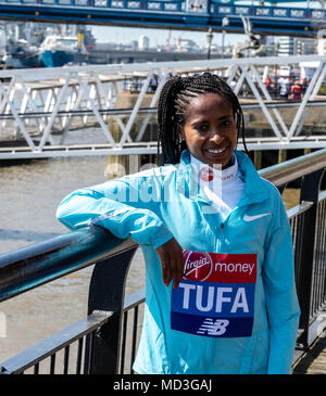 London, 18. April 2018, Elite Rennen London Marathon Frauen, Tigist Tuffstein Äthiopien ein Weltklasse Marathonläufer Credit: Ian Davidson/Alamy leben Nachrichten Stockfoto