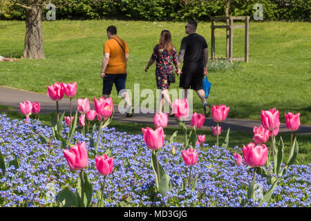 Gravesend, Vereinigtes Königreich. 18. April 2018. Es hat einen warmen, sonnigen Tag in Gravesend, Kent. Gravesend Datensätze oft die höchsten Temperaturen im Land. Rob Powell/Alamy leben Nachrichten Stockfoto