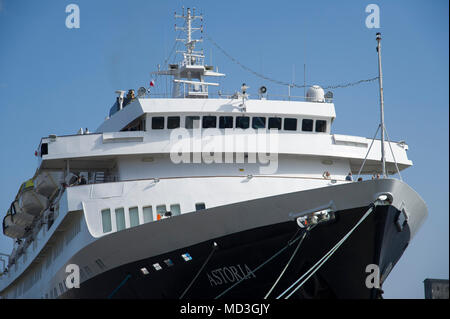 Danzig, Polen. 18. April 2018. 160 Meter langen Kreuzfahrtschiff MV Astoria Kreuzfahrt Saison begann in Danzig Hafen in Danzig, Polen. 18. April 2018. 1948 gebaut als Stockholm ist die älteste Kreuzfahrtschiff der Welt. Für das Verursachen von Meer Absturz mit berühmten Andrea Doria line Schiff 1956 dazu führt, dass der gesunken © wojciech Strozyk/Alamy News Live bekannt Stockfoto