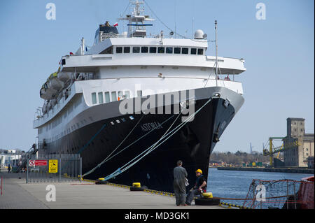 Danzig, Polen. 18. April 2018. 160 Meter langen Kreuzfahrtschiff MV Astoria Kreuzfahrt Saison begann in Danzig Hafen in Danzig, Polen. 18. April 2018. 1948 gebaut als Stockholm ist die älteste Kreuzfahrtschiff der Welt. Für das Verursachen von Meer Absturz mit berühmten Andrea Doria line Schiff 1956 dazu führt, dass der gesunken © wojciech Strozyk/Alamy News Live bekannt Stockfoto