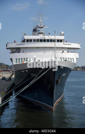 Danzig, Polen. 18. April 2018. 160 Meter langen Kreuzfahrtschiff MV Astoria Kreuzfahrt Saison begann in Danzig Hafen in Danzig, Polen. 18. April 2018. 1948 gebaut als Stockholm ist die älteste Kreuzfahrtschiff der Welt. Für das Verursachen von Meer Absturz mit berühmten Andrea Doria line Schiff 1956 dazu führt, dass der gesunken © wojciech Strozyk/Alamy News Live bekannt Stockfoto