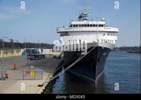 Danzig, Polen. 18. April 2018. 160 Meter langen Kreuzfahrtschiff MV Astoria Kreuzfahrt Saison begann in Danzig Hafen in Danzig, Polen. 18. April 2018. 1948 gebaut als Stockholm ist die älteste Kreuzfahrtschiff der Welt. Für das Verursachen von Meer Absturz mit berühmten Andrea Doria line Schiff 1956 dazu führt, dass der gesunken © wojciech Strozyk/Alamy News Live bekannt Stockfoto