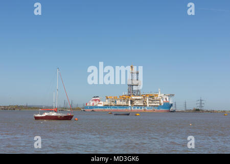 Gravesend, Vereinigtes Königreich. 18. April 2018. Blauer Himmel über der Themse in Gravesend. Es hat einen warmen, sonnigen Tag in Gravesend, Kent. Gravesend Datensätze oft die höchsten Temperaturen im Land. Rob Powell/Alamy leben Nachrichten Stockfoto