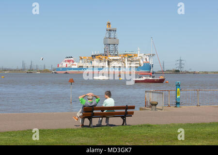 Gravesend, Vereinigtes Königreich. 18. April 2018. Blauer Himmel über der Themse in Gravesend. Es hat einen warmen, sonnigen Tag in Gravesend, Kent. Gravesend Datensätze oft die höchsten Temperaturen im Land. Rob Powell/Alamy leben Nachrichten Stockfoto