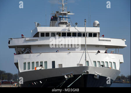 Danzig, Polen. 18. April 2018. 160 Meter langen Kreuzfahrtschiff MV Astoria Kreuzfahrt Saison begann in Danzig Hafen in Danzig, Polen. 18. April 2018. 1948 gebaut als Stockholm ist die älteste Kreuzfahrtschiff der Welt. Für das Verursachen von Meer Absturz mit berühmten Andrea Doria line Schiff 1956 dazu führt, dass der gesunken © wojciech Strozyk/Alamy News Live bekannt Stockfoto