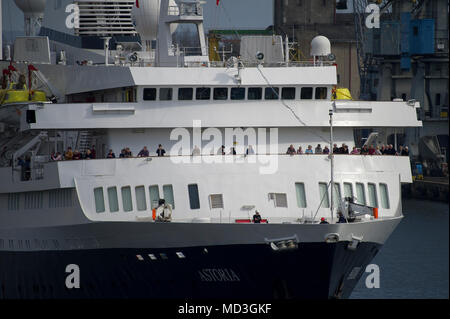 Danzig, Polen. 18. April 2018. 160 Meter langen Kreuzfahrtschiff MV Astoria Kreuzfahrt Saison begann in Danzig Hafen in Danzig, Polen. 18. April 2018. 1948 gebaut als Stockholm ist die älteste Kreuzfahrtschiff der Welt. Für das Verursachen von Meer Absturz mit berühmten Andrea Doria line Schiff 1956 dazu führt, dass der gesunken © wojciech Strozyk/Alamy News Live bekannt Stockfoto