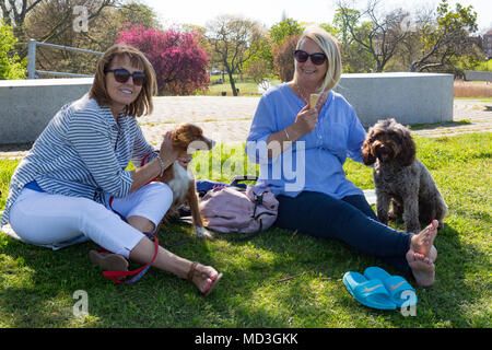 Gravesend, Vereinigtes Königreich. 18. April 2018. Zwei Damen mit einem Eis in Gravesend Prom an der Themse entspannen. Es hat einen warmen, sonnigen Tag in Gravesend, Kent. Gravesend Datensätze oft die höchsten Temperaturen im Land. Rob Powell/Alamy leben Nachrichten Stockfoto