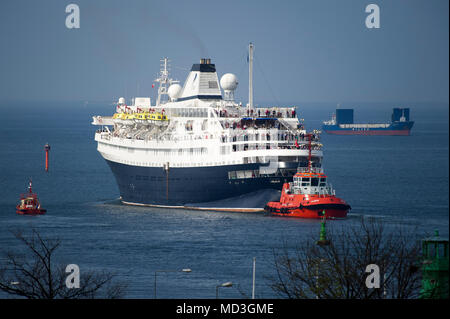 Danzig, Polen. 18. April 2018. 160 Meter langen Kreuzfahrtschiff MV Astoria Kreuzfahrt Saison begann in Danzig Hafen in Danzig, Polen. 18. April 2018. 1948 gebaut als Stockholm ist die älteste Kreuzfahrtschiff der Welt. Für das Verursachen von Meer Absturz mit berühmten Andrea Doria line Schiff 1956 dazu führt, dass der gesunken © wojciech Strozyk/Alamy News Live bekannt Stockfoto