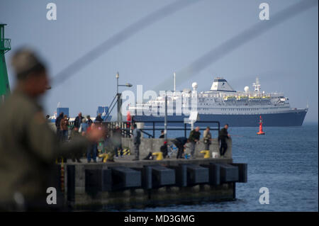 Danzig, Polen. 18. April 2018. 160 Meter langen Kreuzfahrtschiff MV Astoria Kreuzfahrt Saison begann in Danzig Hafen in Danzig, Polen. 18. April 2018. 1948 gebaut als Stockholm ist die älteste Kreuzfahrtschiff der Welt. Für das Verursachen von Meer Absturz mit berühmten Andrea Doria line Schiff 1956 dazu führt, dass der gesunken © wojciech Strozyk/Alamy News Live bekannt Stockfoto