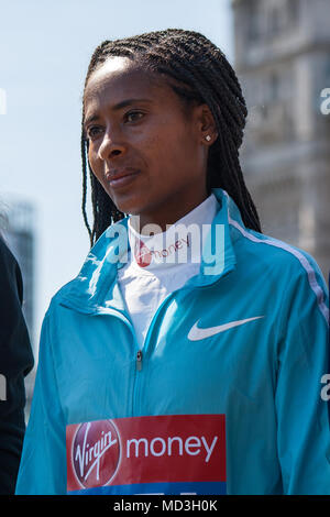 London, Großbritannien. 18. April 2018. Tigist Tuffstein (ETH) während einer Presse Fotoshooting vor dem Sonntag Virgin Money London Marathon. Credit: Elsie Kibue/Alamy leben Nachrichten Stockfoto