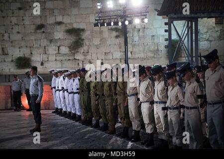 Jerusalem, die Altstadt von Jerusalem Stadt. 17 Apr, 2018. Israelische Soldaten stehen an Aufmerksamkeit während eines Memorial Day Zeremonie an der westlichen Mauer, dem heiligsten Ort des Judentums, in der Altstadt von Jerusalem, am 17. April 2018. Credit: Jini/Xinhua/Alamy leben Nachrichten Stockfoto