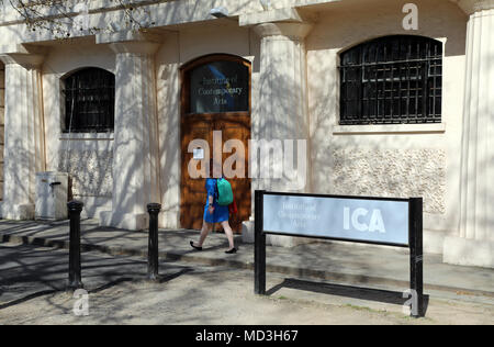 London, Großbritannien. 18. April 2018. Eine Frau an der Eingang zum Institut für Zeitgenössische Kunst (ICA) auf der Mall in London am 18. April 2018 Credit: Dominic Dudley/Alamy leben Nachrichten Stockfoto
