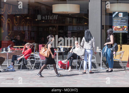 Northampton. Großbritannien 18. April 2018. Wetter. Leute sitzen am Nachmittag Sonnenschein Langzeitmiete ein Cafe in Abington Straße, Kredit: Keith J Smith./Alamy leben Nachrichten Stockfoto