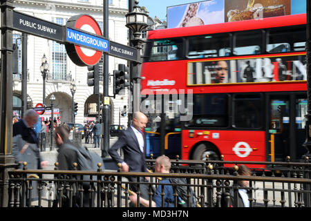 London, Großbritannien. 18. April 2018. Fußgänger betreten und verlassen Sie die U-Bahn zur U-Bahnstation Piccadilly Circus in London, mit dem London Bus vorbeifahren, am 18. April 2018 Credit: Dominic Dudley/Alamy leben Nachrichten Stockfoto