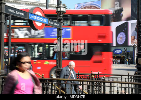 London, Großbritannien. 18. April 2018. Der Eingang zur U-Bahnstation Piccadilly Circus in London, mit dem London Bus vorbeifahren, am 18. April 2018 Credit: Dominic Dudley/Alamy leben Nachrichten Stockfoto