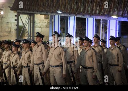 Jerusalem, die Altstadt von Jerusalem Stadt. 17 Apr, 2018. Israelische Soldaten stehen an Aufmerksamkeit während eines Memorial Day Zeremonie an der westlichen Mauer, dem heiligsten Ort des Judentums, in der Altstadt von Jerusalem, am 17. April 2018. Credit: Jini/Xinhua/Alamy leben Nachrichten Stockfoto