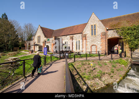 Bishop's Mill, Maltings, Fisherton Street, wurde nach dem Nervengiftangriff auf den ehemaligen russischen Spion Sergei Skripal und seine Tochter Yulia im März 2018 in Salisbury von der Polizei geschlossen und abgesperrt. Stockfoto