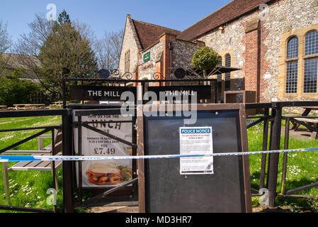 Bishop's Mill, Maltings, Fisherton Street, wurde nach dem Nervengiftangriff auf den ehemaligen russischen Spion Sergei Skripal und seine Tochter Yulia im März 2018 in Salisbury von der Polizei geschlossen und abgesperrt. Stockfoto