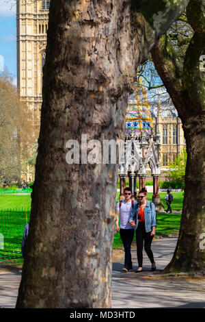 London, Großbritannien. Ein junges Paar einen Spaziergang im Park in der Sonne in Victoria Tower Garten. 18. April 2018. UK Wetter: heißesten Tag in London dieses Jahr Mittwoch, den 18. April 2018 Credit: Tim Ring/Alamy leben Nachrichten Stockfoto