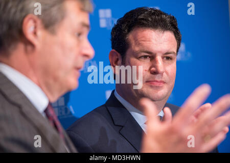 18 April 2018, Deutschland, Berlin: Hubertus Heil (R) von der Sozialdemokratischen Partei (SPD), Bundesminister für Arbeit und Soziales, und Ingo Kramer, Präsident der Bundesvereinigung der Deutschen Arbeitgeberverbände, ein Stand auf der Zukunft der Arbeitsmarkt und die Rechnung für eine Rückkehr von der Teilzeit- zur Vollzeitarbeit, die im Jahr 2019 zu überschreiten, vor Journalisten. Foto: Arne Bänsch/dpa Stockfoto