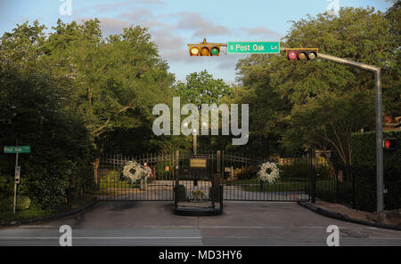 Houston. 18 Apr, 2018. Foto genommen, am 18. April 2018 zeigt das Tor des Haus der Familie Bush in Houston, USA. Ehemalige First Lady der USA Barbara Bush starb am Dienstag im Alter von 92 Jahren, Tagen, nachdem sie beschlossen, Behandlung für ihre Krankheiten zu geben. Credit: Yi-Chin Lee/Xinhua/Alamy leben Nachrichten Stockfoto