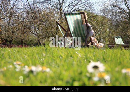 Dame Entspannen im Liegestuhl als schönes Wetter im Frühling endlich in Queen Mary's Gärten im Regents Park, London eintrifft. Credit: Monica Wells/Alamy leben Nachrichten Stockfoto
