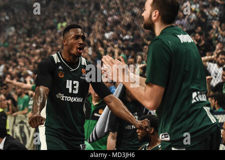 Athen, Griechenland. 17 Apr, 2018. 17. April 2018, Griechenland, Athen: Basketball Euroleague, Panathinaikos Athen vs Real Madrid: panathinaikos "thanassis Antetokounmpo feiert. Credit: Angelos Tzortzinis/dpa/Alamy leben Nachrichten Stockfoto