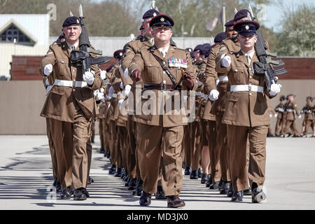 Pirbright Camp, Brookwood. 18. April 2018. Das 25-jährige Jubiläum der größten Korps der britischen Armee, der Royal Logistik Corps. Ihre königliche Hoheit die ersten Rang der Truppen prüfen vor Erteilung stabile Bänder bis 36 Soldaten auf der Parade. Nach der Parade die Princess Royal wird dann an die Mitglieder des Korps und ihren Familien eingeführt werden und ein wenig an die jüngsten Ereignisse und Aktivitäten in Bezug auf das Korps' Silver Jubilee lernen. Ihre Königliche Hoheit wird dann ein Gruppenfoto auf dem Paradeplatz. Credit: James Jagger/Alamy leben Nachrichten Stockfoto