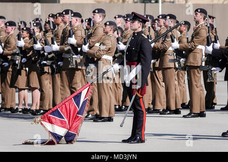 Pirbright Camp, Brookwood. 18. April 2018. Das 25-jährige Jubiläum der größten Korps der britischen Armee, der Royal Logistik Corps. Ihre königliche Hoheit die ersten Rang der Truppen prüfen vor Erteilung stabile Bänder bis 36 Soldaten auf der Parade. Nach der Parade die Princess Royal wird dann an die Mitglieder des Korps und ihren Familien eingeführt werden und ein wenig an die jüngsten Ereignisse und Aktivitäten in Bezug auf das Korps' Silver Jubilee lernen. Ihre Königliche Hoheit wird dann ein Gruppenfoto auf dem Paradeplatz. Credit: James Jagger/Alamy leben Nachrichten Stockfoto