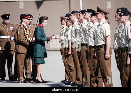 Pirbright Camp, Brookwood. 18. April 2018. Das 25-jährige Jubiläum der größten Korps der britischen Armee, der Royal Logistik Corps. Ihre königliche Hoheit die ersten Rang der Truppen prüfen vor Erteilung stabile Bänder bis 36 Soldaten auf der Parade. Nach der Parade die Princess Royal wird dann an die Mitglieder des Korps und ihren Familien eingeführt werden und ein wenig an die jüngsten Ereignisse und Aktivitäten in Bezug auf das Korps' Silver Jubilee lernen. Ihre Königliche Hoheit wird dann ein Gruppenfoto auf dem Paradeplatz. Credit: James Jagger/Alamy leben Nachrichten Stockfoto