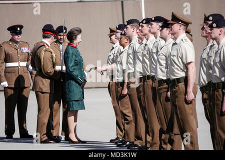 Pirbright Camp, Brookwood. 18. April 2018. Das 25-jährige Jubiläum der größten Korps der britischen Armee, der Royal Logistik Corps. Ihre königliche Hoheit die ersten Rang der Truppen prüfen vor Erteilung stabile Bänder bis 36 Soldaten auf der Parade. Nach der Parade die Princess Royal wird dann an die Mitglieder des Korps und ihren Familien eingeführt werden und ein wenig an die jüngsten Ereignisse und Aktivitäten in Bezug auf das Korps' Silver Jubilee lernen. Ihre Königliche Hoheit wird dann ein Gruppenfoto auf dem Paradeplatz. Credit: James Jagger/Alamy leben Nachrichten Stockfoto