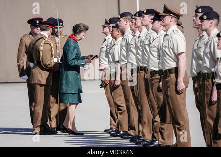 Pirbright Camp, Brookwood. 18. April 2018. Das 25-jährige Jubiläum der größten Korps der britischen Armee, der Royal Logistik Corps. Ihre königliche Hoheit die ersten Rang der Truppen prüfen vor Erteilung stabile Bänder bis 36 Soldaten auf der Parade. Nach der Parade die Princess Royal wird dann an die Mitglieder des Korps und ihren Familien eingeführt werden und ein wenig an die jüngsten Ereignisse und Aktivitäten in Bezug auf das Korps' Silver Jubilee lernen. Ihre Königliche Hoheit wird dann ein Gruppenfoto auf dem Paradeplatz. Credit: James Jagger/Alamy leben Nachrichten Stockfoto