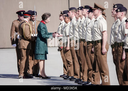 Pirbright Camp, Brookwood. 18. April 2018. Das 25-jährige Jubiläum der größten Korps der britischen Armee, der Royal Logistik Corps. Ihre königliche Hoheit die ersten Rang der Truppen prüfen vor Erteilung stabile Bänder bis 36 Soldaten auf der Parade. Nach der Parade die Princess Royal wird dann an die Mitglieder des Korps und ihren Familien eingeführt werden und ein wenig an die jüngsten Ereignisse und Aktivitäten in Bezug auf das Korps' Silver Jubilee lernen. Ihre Königliche Hoheit wird dann ein Gruppenfoto auf dem Paradeplatz. Credit: James Jagger/Alamy leben Nachrichten Stockfoto