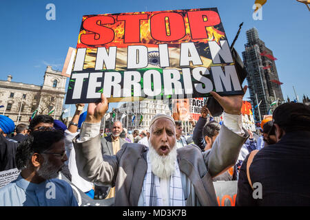 London, Großbritannien. 18. April 2018. Masse Anti-Modi Proteste im Parlament Platz gegen Narendra Modi, die aktuelle, Premierminister Indiens, der in London als Teil des Commonwealth Regierungschefs Gipfel. © Guy Corbishley/Alamy leben Nachrichten Stockfoto