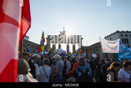 18 April 2018, Deutschland, Berlin: Demonstranten vor dem Brandenburger Tor auf der Kundgebung "Nein zum Krieg" (Lit. Nein zum Krieg) der Partei Die Linke. Am 14. April, in den USA, Großbritannien und Frankreich bombardierte militärische Ziele in Syrien. Foto: Arne Bänsch/dpa Stockfoto