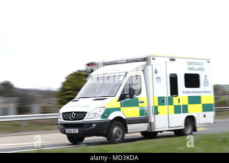 Melrose, Grenzen General Hospital, UK. 18.Apr.2018. [Headline] Ampel auf eine 6091 am Krankenhaus [Caption] Die neuen operationellen Ampel an den Grenzen des allgemeinen Krankenhauses, der Verkehrsfluss und Krankenwagen mit Kreuzung von Krankenhaus und eine 6091. Die neue Ampel system Fahrzeug Verkehrssicherheit auf der vorangegangenen Unfall schwarzer Fleck, nicht in der Lage, Kreisverkehr, Upgrade, Ampeln mit Krankenwagen Priorität aufzuheben, um Unterstützung zu verbessern, bieten eine praktikable Lösung zusammen mit einer Reduzierung der Höchstgeschwindigkeit von 60 MPH bis 40 Mph: Rob Grau/Alamy leben Nachrichten Stockfoto