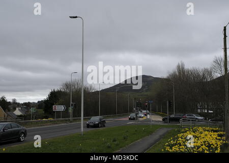 Melrose, Grenzen General Hospital, UK. 18.Apr.2018. [Headline] Ampel auf eine 6091 am Krankenhaus [Caption] Die neuen operationellen Ampel an den Grenzen des allgemeinen Krankenhauses, der Verkehrsfluss und Krankenwagen mit Kreuzung von Krankenhaus und eine 6091. Die neue Ampel system Fahrzeug Verkehrssicherheit auf der vorangegangenen Unfall schwarzer Fleck, nicht in der Lage, Kreisverkehr, Upgrade, Ampeln mit Krankenwagen Priorität aufzuheben, um Unterstützung zu verbessern, bieten eine praktikable Lösung zusammen mit einer Reduzierung der Höchstgeschwindigkeit von 60 MPH bis 40 Mph: Rob Grau/Alamy leben Nachrichten Stockfoto