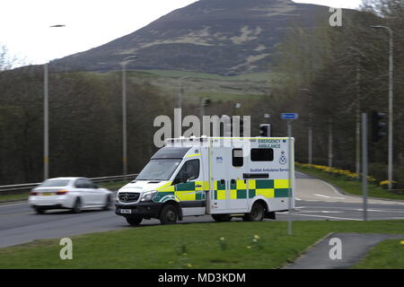 Melrose, Grenzen General Hospital, UK. 18.Apr.2018. [Headline] Ampel auf eine 6091 am Krankenhaus [Caption] Die neuen operationellen Ampel an den Grenzen des allgemeinen Krankenhauses, der Verkehrsfluss und Krankenwagen mit Kreuzung von Krankenhaus und eine 6091. Die neue Ampel system Fahrzeug Verkehrssicherheit auf der vorangegangenen Unfall schwarzer Fleck, nicht in der Lage, Kreisverkehr, Upgrade, Ampeln mit Krankenwagen Priorität aufzuheben, um Unterstützung zu verbessern, bieten eine praktikable Lösung zusammen mit einer Reduzierung der Höchstgeschwindigkeit von 60 MPH bis 40 Mph: Rob Grau/Alamy leben Nachrichten Stockfoto