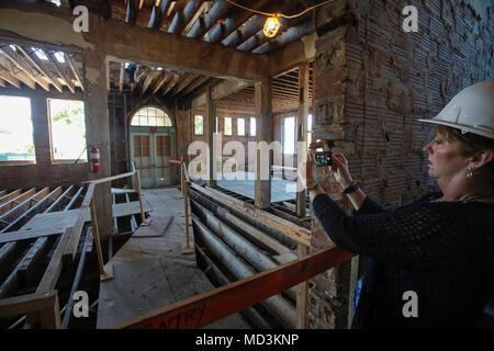 Florida, USA. 18 Apr, 2018. City Manager Lori LaVerriere rastet ein Foto der laufenden Arbeiten an der historischen High School in Boynton Beach Mittwoch, 18. April 2018. '' Alles Holz original ist,'' sagte Jefferson Davis (älterer Betriebsleiter, Straticon). '' Es 100 Jahre alt ist." "Es ist eigentlich meine erste Zeit, in der die Fortschritte zu sehen und den Neubau und Sanierung sehen," sagte LaVerriere. ''Es ist einfach faszinierend. Die Elemente der Gebäude sind erstaunlich. Es wird ein wichtiger Teil unserer neuen Stadtplatz Projekt sein. Quelle: Bruce R. Bennett/der Palm Beach Post/ZUMA Draht/Alamy leben Nachrichten Stockfoto