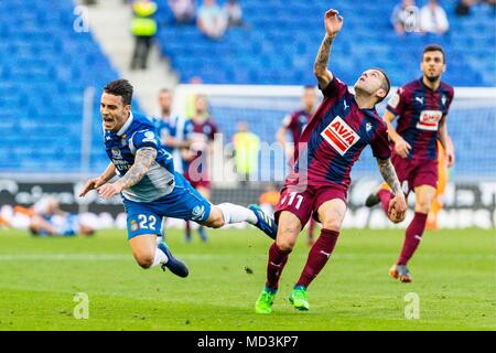 Spanien - 18. April: SD Eibar Mittelfeldspieler Ruben Pena (11) und RCD Espanyol Verteidiger Mario Hermoso (22) Während des Spiels zwischen RCD Espanyol v Eibar für die Runde 33 der Liga Santander, an Cornella-El Prat Stadion am 18. April 2018 in Barcelona, Spanien gespielt. (Credit: Mikel Trigueros/Urbanandsport/Cordon Cordon Drücken Drücken) Stockfoto