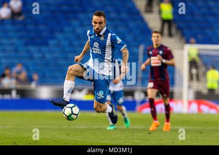 Spanien - 18. April: RCD Espanyol Mittelfeldspieler Sergi Darder (25) Während des Spiels zwischen RCD Espanyol v Eibar für die Runde 33 der Liga Santander, an Cornella-El Prat Stadion am 18. April 2018 in Barcelona, Spanien gespielt. (Credit: Mikel Trigueros/Urbanandsport/Cordon Cordon Drücken Drücken) Stockfoto