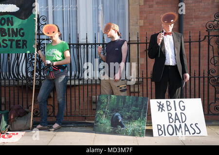 London, Großbritannien. 18. April 2018. Demonstranten außerhalb einer Konferenz über Biomasse im Landmark Hotel in London protestiert. Foto Datum: Mittwoch, 18. April 2018. Foto: Roger Garfield/Alamy leben Nachrichten Stockfoto