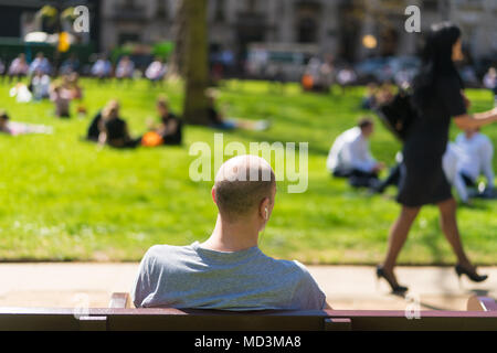 Mitarbeiter im Büro genießen Sie die warmen Wetter im Frühling am Mittag in Berkeley Square in London, wo die Temperaturen so hoch wie 26 Grad stieg. Foto Datum: Mittwoch, 18. April 2018. Foto: Roger Garfield/Alamy leben Nachrichten Stockfoto