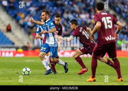 Spanien - 18. April: RCD Espanyol Mittelfeldspieler Sergi Darder (25) Während des Spiels zwischen RCD Espanyol v Eibar für die Runde 33 der Liga Santander, an Cornella-El Prat Stadion am 18. April 2018 in Barcelona, Spanien gespielt. (Credit: Mikel Trigueros/Urbanandsport/Cordon Cordon Drücken Drücken) Stockfoto