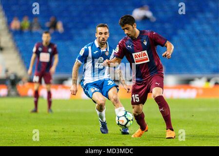 Spanien - 18. April: SD Eibar Verteidiger Jose Angel (15) und RCD Espanyol Mittelfeldspieler Sergi Darder (25) Während des Spiels zwischen RCD Espanyol v Eibar für die Runde 33 der Liga Santander, an Cornella-El Prat Stadion am 18. April 2018 in Barcelona, Spanien gespielt. (Credit: Mikel Trigueros/Urbanandsport/Cordon Cordon Drücken Drücken) Stockfoto