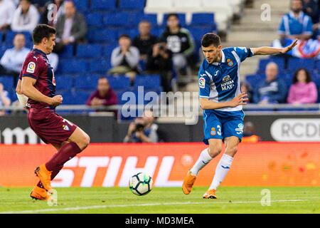 Spanien - 18. April: RCD Espanyol defender Aaron (3) während des Spiels zwischen RCD Espanyol v Eibar für die Runde 33 der Liga Santander, an Cornella-El Prat Stadion am 18. April 2018 in Barcelona, Spanien gespielt. (Credit: Mikel Trigueros/Urbanandsport/Cordon Cordon Drücken Drücken) Stockfoto